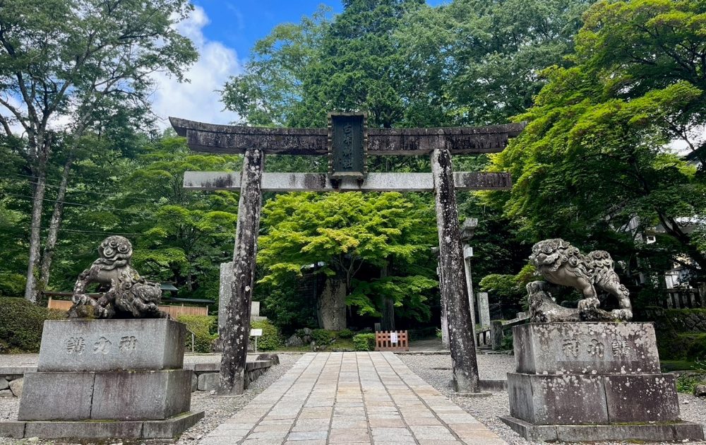 敷石の修理や鳥居の移転など神社仏閣に関わるすべてをご相談いただけます